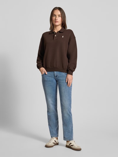 Modelka kobieca nosi Straight Fit Jeans mit Eingrifftaschen Modell 'Anna' von Buena Vista, jasnoniebieski, bawełniany mix z wiskozą, widok całej sylwetki z przodu.