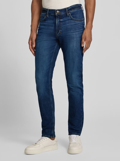 Männermodel trägt Jeans im 5-Pocket-Design Modell 'LUKE' von Lee aus blauem Baumwoll-Mix, Straight Fit, Nahaufnahme Oberschenkel.