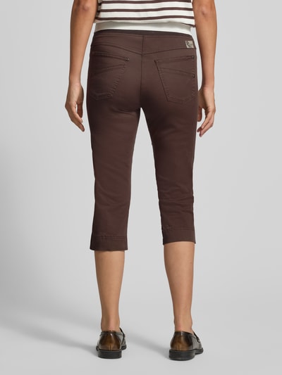 Kobiece model nosi Slim Fit Caprihose aus Baumwoll-Mix von Raphaela By Brax, efekt: jednolity kolor, krój slim fit, ściągacz: elastyczny, 5 kieszeni, materiał: mieszanka bawełny, widok całej sylwetki z tyłu.