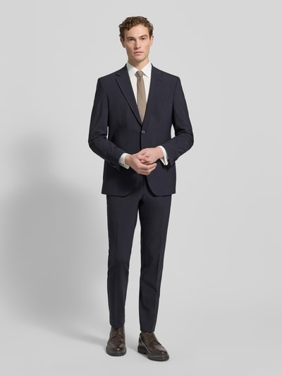 Männermodel trägt Slim Fit Smokinghemd aus Baumwolle mit Stretch-Anteil von OLYMP Level Five in Unifarben, Ganzkörperansicht von vorne.