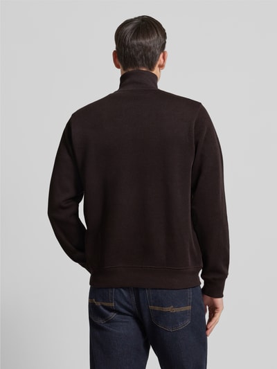 Männermodel trägt Regular Fit Troyer aus reiner Baumwolle von Lacoste, Optik: Unifarben, Strick, Ganzkörperansicht Rückansicht.