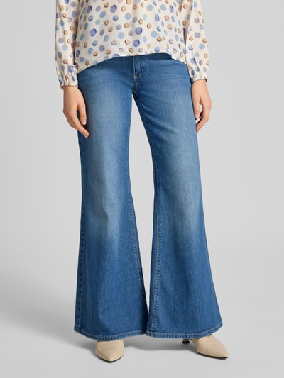 Frauenmodel trägt Flared Fit Jeans im 5-Pocket-Design von MAC in mittlerem Blau mit ausgestelltem Bein, elastischer Baumwoll-Mix, Nahaufnahme Oberkörper