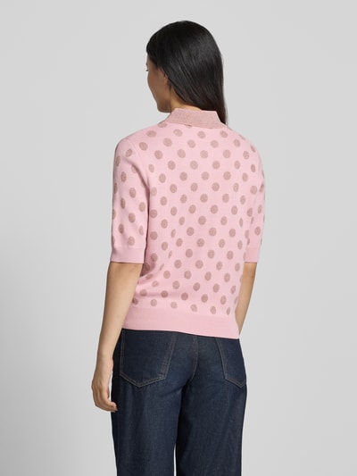 Frauenmodel trägt Relaxed Fit Pullover aus Viskose-Mix Modell 'KRAB' von Essentiel Antwerp in Rosa mit Punkten, Ganzkörperansicht Rückansicht. Damen Pullover von Essentiel Antwerp.