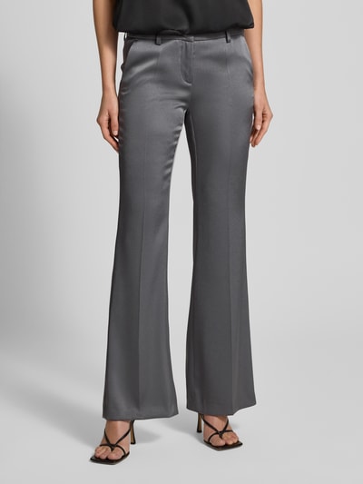 Frauenmodel trägt Flared Stoffhose mit Bundfalten von Luisa Cerano, Material-Mix, Flared-Cut, Eingrifftaschen, Gesäßtaschen, Nahaufnahme Unterkörper
