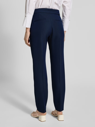 Vrouwenmodel draagt stoffen broek met structuurpatroon Model 'Hilesa' van HUGO, recht model, persplooien, maat 36, achteraanzicht