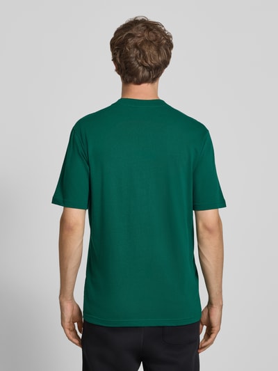 Männermodel trägt groen Regular Fit T-Shirt aus reiner Baumwolle von adidas Sportswear, effen en glad, Ganzkörperansicht Rückansicht.