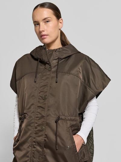 Vrouwenmodel draagt bruine oversized bodywarmer met capuchon, gladde textuur, Oversized Weste mit Kapuze model 'ORIGANO' van Weekend Max Mara, close-up bovenlichaam.