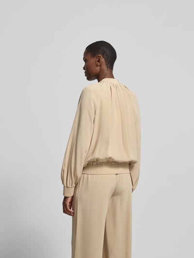 Frauenmodel trägt Blouson mit Reißverschluss von Joseph, Material-Mix, lockere Passform, Stehkragen, Eingrifftaschen, Rückenlänge 60 cm, Brustweite 40 cm, Ärmellänge 62 cm, einfarbig beige, glatte Textur, Ganzkörperansicht Rückansicht.