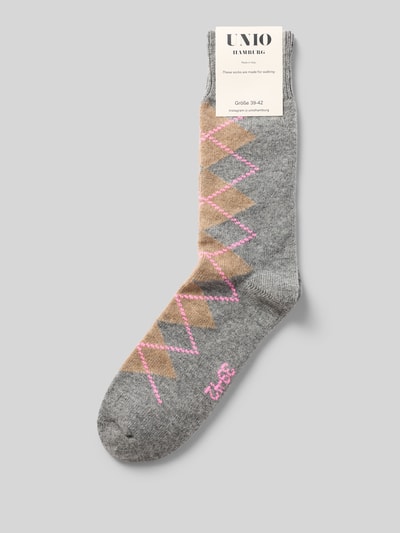 Produktfoto, Socken mit Kaschmir-Anteil im Karo-Design von UNIO HAMBURG, szary kolor, romby w odcieniach beżu i różu, bawełniany miks z kaszmirem, żebrowane ściągacze, damskie