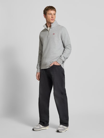 Männermodel trägt Troyer mit Label-Patch und Troyer-Kragen von Levi's®, Reine Baumwolle, Gerader-Schnitt, Ganzkörperansicht von vorne.