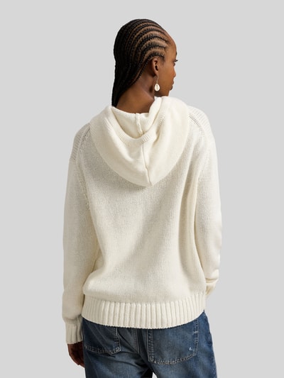 Frauenmodel trägt Comfort Fit Strick-Hoodie mit Polo-Bear-Intarsia von Polo Ralph Lauren in Offwhite, Leinen-Baumwoll-Mix, Ganzkörperansicht Rückansicht.