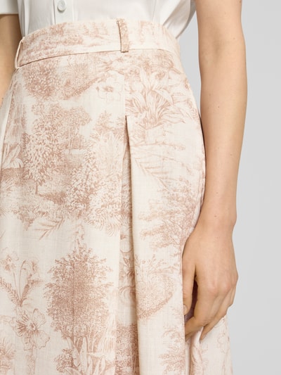 Vrouwenmodel draagt midirok in all-over look met plooien, model 'PALMIRA' van SEDUCTIVE, maat 36, totale lengte 88 cm, detailopname rechterzij