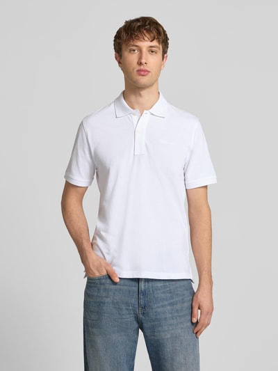 Mężczyznę model nosi Regular Fit Poloshirt aus reiner Baumwolle Modell 'OSCAR' von Pepe Jeans, efekt: jednolity kolor, krój regular fit, wyhaftowane logo, kołnierzyk polo, dekolt w serek, listwa guzikowa, krótki rękaw, prążkowane wykończenie rękawów, wykończenie z rozcięciami po bokach, pika, bawełna; Ganzkörperansicht von vorne.