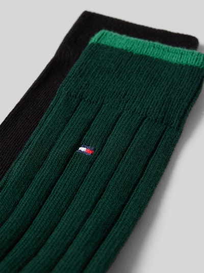 Produktfoto, dwie pary skarpet z mieszanki bawełny marki Tommy Hilfiger, czarne i zielone, prążkowana faktura, Herren Socken von Tommy Hilfiger