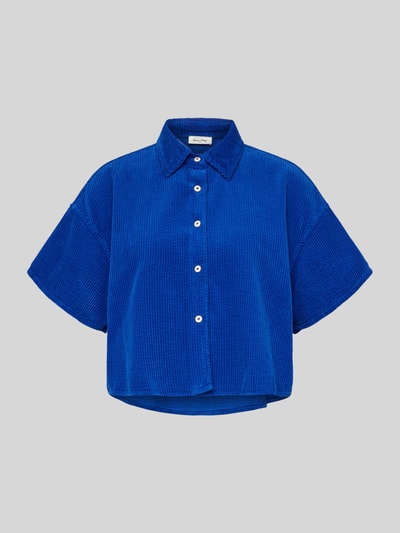Produktfoto, Cropped Hemdbluse mit Knopfleiste Modell 'PADOW' von American Vintage aus reiner Baumwolle, luźny krój, granatowy, tekstura prążkowana.