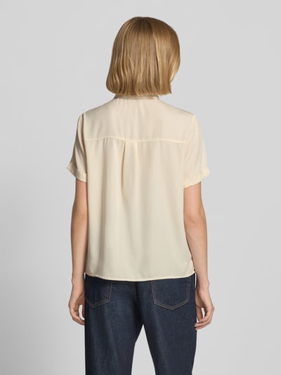 Frauenmodel trägt Regular Fit Bluse aus Viskose-Mix von Jake*s Casual in Creme mit kurzen Ärmeln, lockerer Schnitt, Rückenansicht