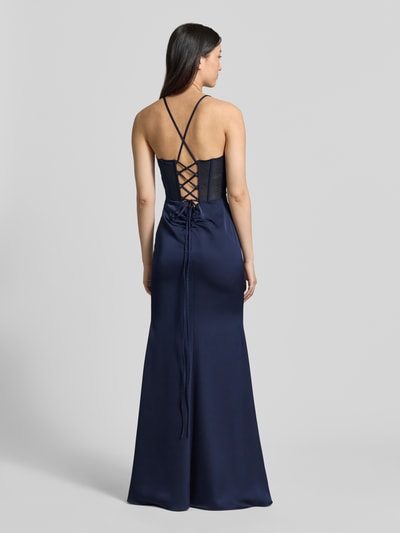 Frauenmodel trägt Abendkleid mit rückseitiger Schnürung von Mascara aus dunkelblauem Satin, Maxikleid, Kreuzspaghettiträgern, Körpernaher-Schnitt, Haken- und Reißverschluss, Rückenlänge 125 cm, Brustweite 35 cm, Ganzkörperansicht Rückansicht.