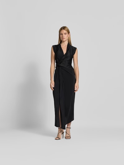 Frauenmodel trägt Midikleid aus Viskose-Mix von Victoria Beckham in Schwarz, taillierte Passform mit Raffungen, Ganzkörperansicht von vorne.