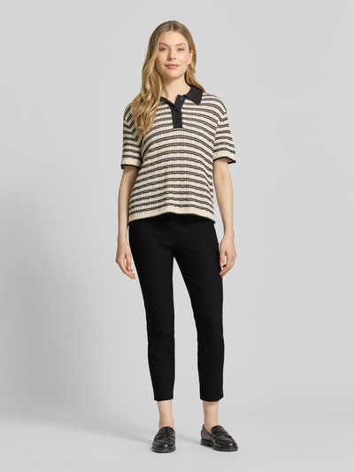 Frauenmodel trägt Slim Fit Stoffhose in verkürzter Passform von Christian Berg Woman in Schwarz, Baumwoll-Mix, Ganzkörperansicht von vorne, Bundweite bei Größe 36: 39 cm, Innenbeinlänge bei Größe 36: 66 cm, Knopf- und Reißverschluss.