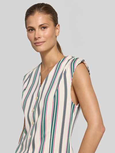 Frauenmodel trägt Weste mit Viskose-Anteil Modell 'Kate' von ICHI im Elastischer-Material-Mix, Tailliert, V-Ausschnitt, Knopfleiste, Nahaufnahme Oberkörper.