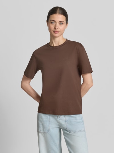 Frauenmodel trägt T-Shirt aus Baumwolle mit Rundhalsausschnitt von Jake*s Casual, braun, Regular Fit, glatte Textur, Ganzkörperansicht von vorne