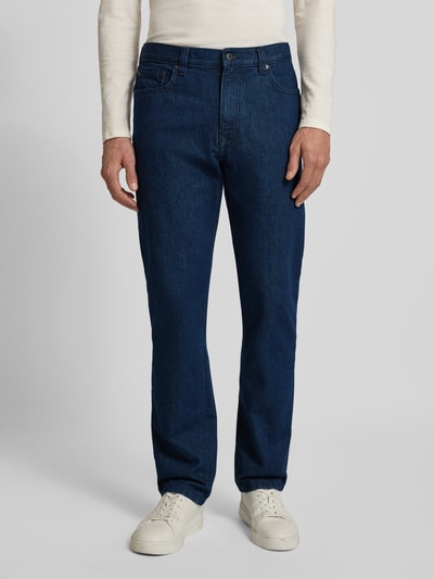 Männermodel trägt Loose Fit Jeans im 5-Pocket-Design von MCNEAL, reine Baumwolle, dunkelblau, Knopf-Reißverschluss, Ganzkörperansicht von vorne.