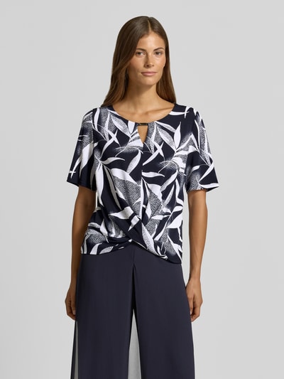 Frauenmodel trägt Regular Fit Blusentop mit Allover-Muster von Vera Mont in Dunkelblau-Weiß mit abstrakten Formen, Ganzkörperansicht von vorne.