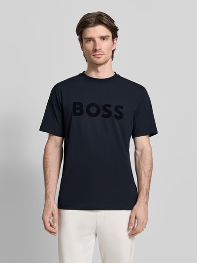 Männermodel trägt Regular Fit T-Shirt aus Baumwoll-Mix Modell 'ICONIC' von BOSS Green, dunkelblau, unifarben, Ganzkörperansicht von vorne.