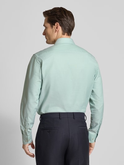 Männermodel trägt Regular Fit Business-Hemd mit Kentkragen von ETERNA, Reine Baumwolle, Langärmelig, Sportmanschetten, Rückenlänge 80 cm, Schulterbreite 46 cm, Ärmellänge 66 cm, Ganzkörperansicht Rückansicht.