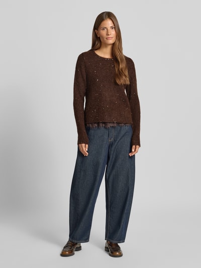 Vrouwenmodel draagt Regular Fit Pullover mit Woll-Mohair-Anteil van Christian Berg Woman Selection in bruin, met pailletten, tricotlook en kanten details, Materiaalmix, met lange mouwen, ruglengte maat S 47 cm, mouwlengte maat S 67 cm, geheel aanzicht van voren.