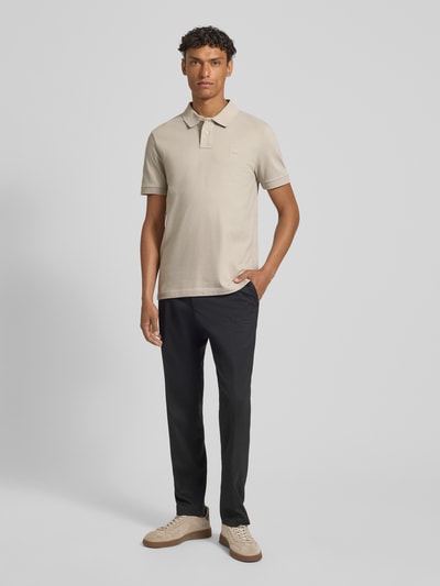 Męski model nosi Slim Fit Poloshirt aus Baumwoll-Mix von BOSS Orange, efekt: jednolity kolor, krój slim fit, naszywka z logo, kołnierzyk polo, krótki rękaw, zakończenie rękawów: prążkowane, wykończenie materiału: pika, mieszanka bawełny; całopostaciowe zdjęcie z przodu.