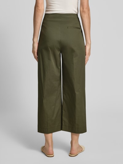 Frauenmodel trägt Caprihose mit Gesäßtasche von Luisa Cerano in Olivgrün, Relaxed Fit, Baumwoll-Elasthan, Ganzkörperansicht Rückansicht