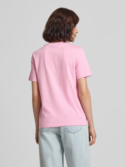 Vrouwenmodel draagt Regular Fit t-shirt van puur katoen model 'PAULINA' van VERO MODA in lichtroze met gladde textuur, volledige rugaanzicht.