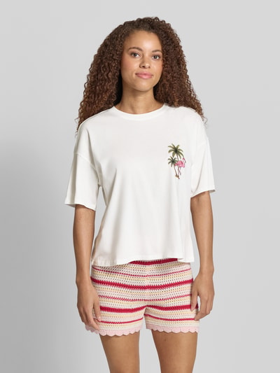 Frauenmodel trägt Damen T-Shirt von Only, Modell 'Lucy', Optik: Unifarben, Passform: Boxy-Fit, Motiv-Print, Rundhals, Kurzarm, Material: reine Baumwolle, Nahaufnahme Oberkörper.