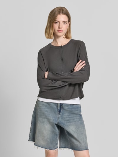Vrouwenmodel draagt Relaxed Fit gebreid jack uit mix van katoen en linnen van Marc O'Polo, look: effen, lange mouw, ronde hals, knoopsluiting, Ganzkörperansicht von vorne.