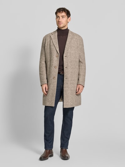 Männermodel trägt Regular Fit Mantel mit Woll-Anteil von MCNEAL in Beige, knopfverschlossen, Material-Mix, Reverskragen, Ganzkörperansicht von vorne.