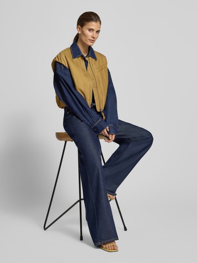 Vrouwenmodel draagt Regular Fit Weste met College-Kragen van Marc O'Polo Denim, effen, met ritssluiting, elastische zoom, labelstiksel, fake zak, voorkant totaalbeeld.