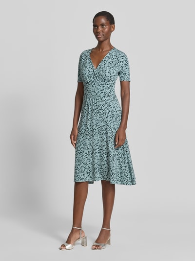 Frauenmodel trägt Midikleid in Wickel-Optik mit V-Ausschnitt von Zero, Viskose-Elasthan-Mix, taillierter Schnitt, Allover-Look, Ganzkörperansicht von vorne.