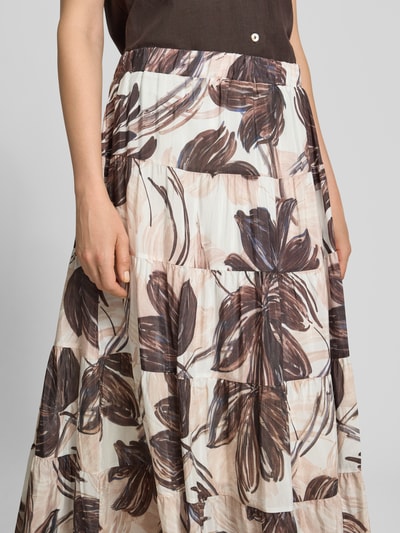 Vrouwenmodel draagt maxirok van mix van viscose en katoen, all-over bloemenprint, elastische band, Maxirock aus Viskose-Mix van MORE, detailopname heuppartij