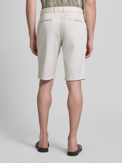 Männermodel trägt Bermudas aus Light Baumwolle mit Gürtel von Christian Berg Men in Beige, Regular-Fit, Eingrifftaschen, Ganzkörperansicht Rückansicht.