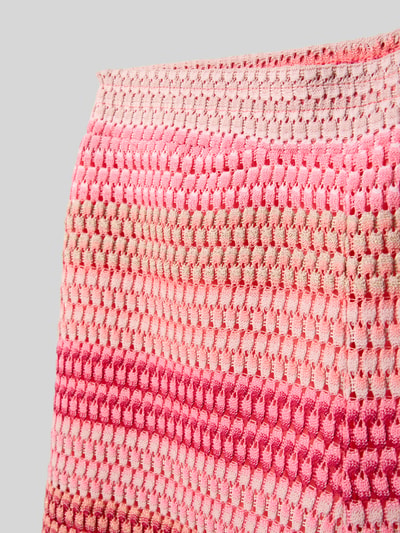 Produktfoto, Straight Fit Stoffhose in Strick-Optik von Garcia für kinder, Streifenmuster in Rosa und Pink, semitransparentes Design, elastischer Bund, Innenbeinlänge bei Größe 140: 63 cm.