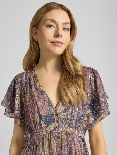 Frauenmodel trägt Midikleid aus Viskose-Mix mit Volantärmeln Modell 'PARETA' von Bash, Muster in Lila-Beige, Nahaufnahme Oberkörper.