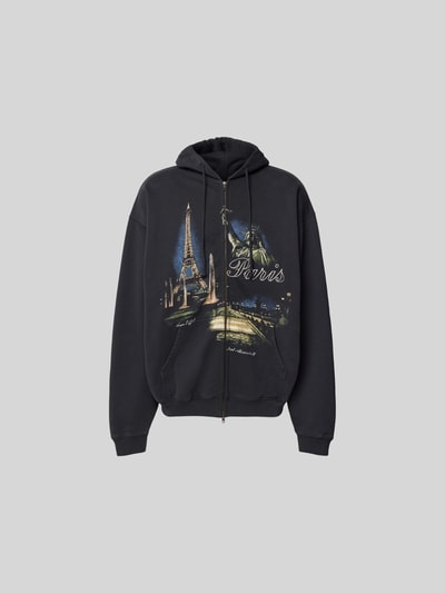 Produktfoto, Oversized Sweatjacke mit Foto-Print von VETEMENTS aus schwarzem Baumwoll-Mix, Oversized-Fit, Zweiwege-Reißverschluss, Kapuze mit Tunnelzug, Rückenlänge 74 cm, Schulterbreite 68 cm, Ärmellänge 67 cm, kontrastreiche Foto-Prints und weiche Struktur