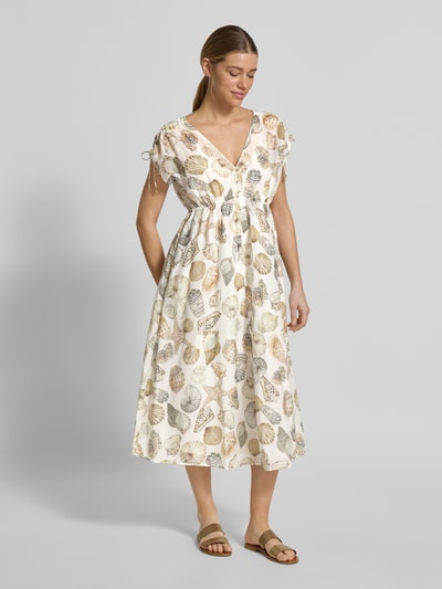 Frauenmodel trägt Midikleid mit Seide-Anteil und kurzer Knopfleiste von Marc Cain, Baumwoll-Mix, Taillierter Schnitt, V-Ausschnitt, Ärmel mit Bindung, blickdichtes Unterkleid, Rückseitiger V-Ausschnitt, Blattmuster in Beige und Braun, leicht glänzende Textur, Ganzkörperansicht von vorne.