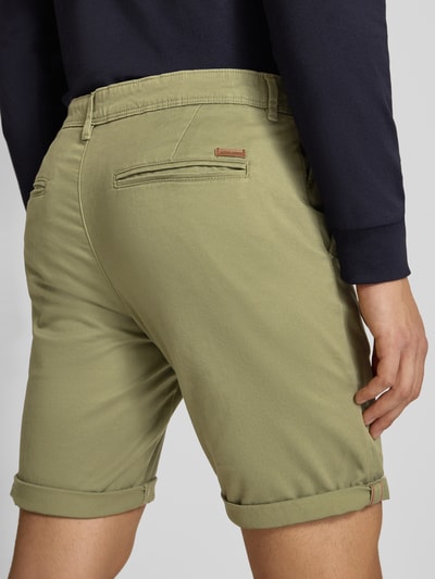 Männermodel trägt Regular Fit Shorts mit steekzakken model 'BOWIE' van Jack & Jones, mix van katoen en elastaan, omslag, binnenbeenlengte 26 cm, bandwijdte 43 cm, ganzkörperansicht rückansicht.