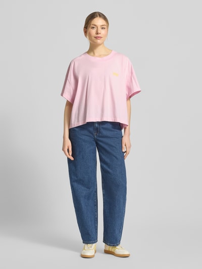 Frauenmodel trägt Damen T-Shirt mit Logo-Print, Reine Baumwolle, Lockerer-Schnitt, Rundhalsausschnitt Modell 'GIXY' von American Vintage, Ganzkörperansicht von vorne.
