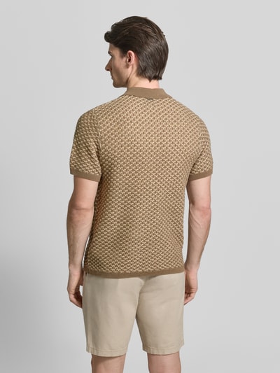 Männermodel trägt Regular Fit Freizeithemd mit Knopfleiste Modell 'RYDEN' von Guess aus Material-Mix mit Leinen-Anteil, 1/2-Arm, Rückansicht.