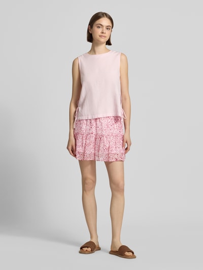 Frauenmodel trägt Leicht ausgestellter Skort aus Chiffon Modell 'ELIZA' von Only, Optik: Allover-Muster, Mini-Länge, Bundabschluss: Elastisch, Verschluss: Tunnelzug, fließende Textur in Rosa und Weiß, Materialverarbeitung: Chiffon, Ganzkörperansicht von vorne.