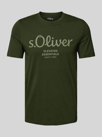 s.Oliver RED LABEL Regular Fit T-Shirt aus reiner Baumwolle mit Statement-Label-Print Oliv 2