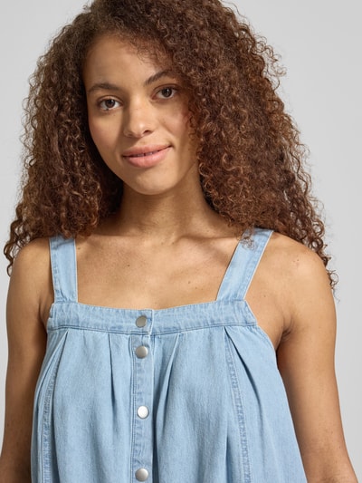 Frauenmodel trägt Jeanskleid aus reiner Baumwolle Modell 'OREGON' von Noisy May, ärmellos, Druckknopfleiste, Denim, Nahaufnahme Oberkörper.